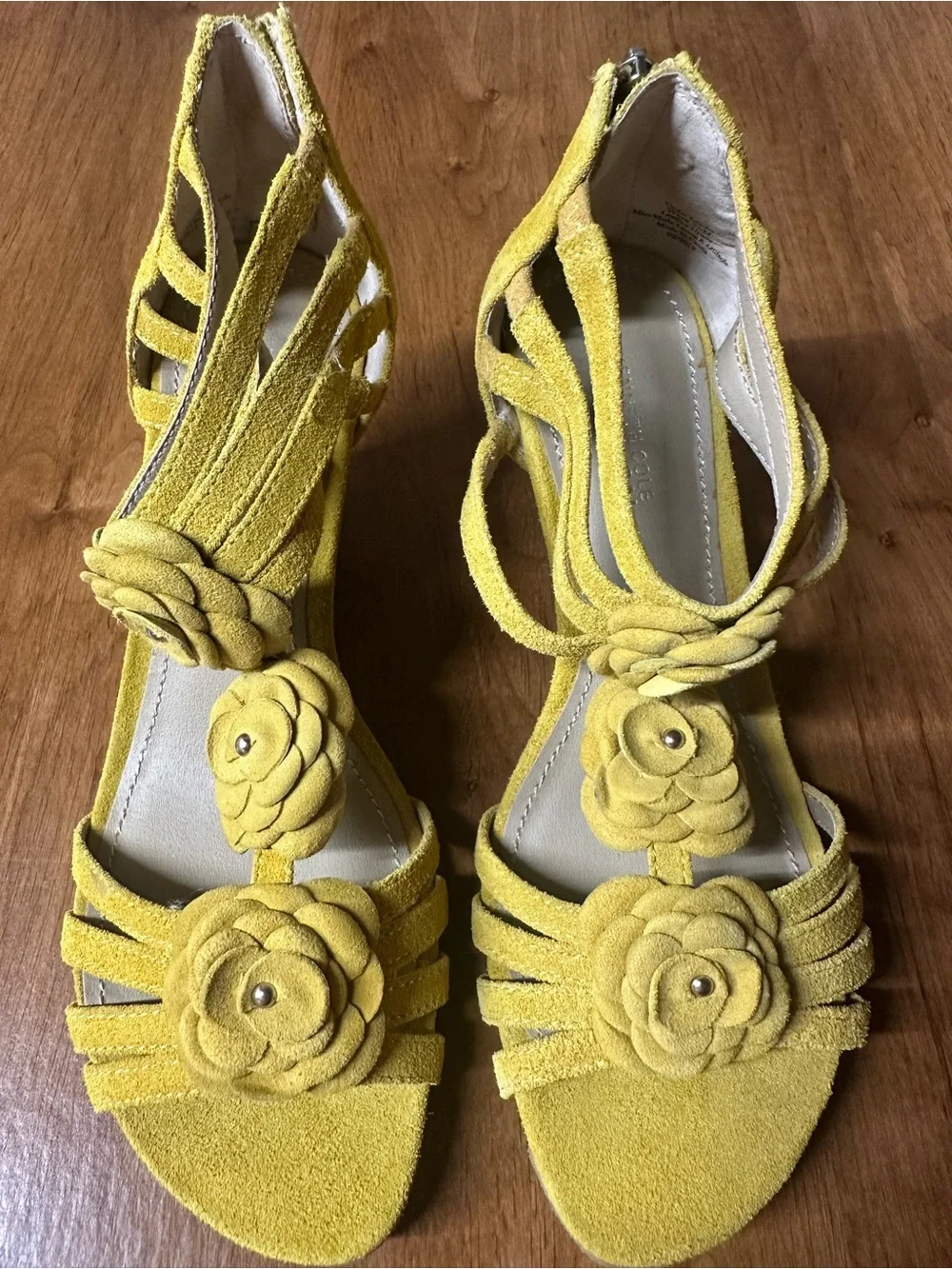 Kenneth cole Women’s Yellow Suede Wedge Sandals with Floral Detail size 7.5